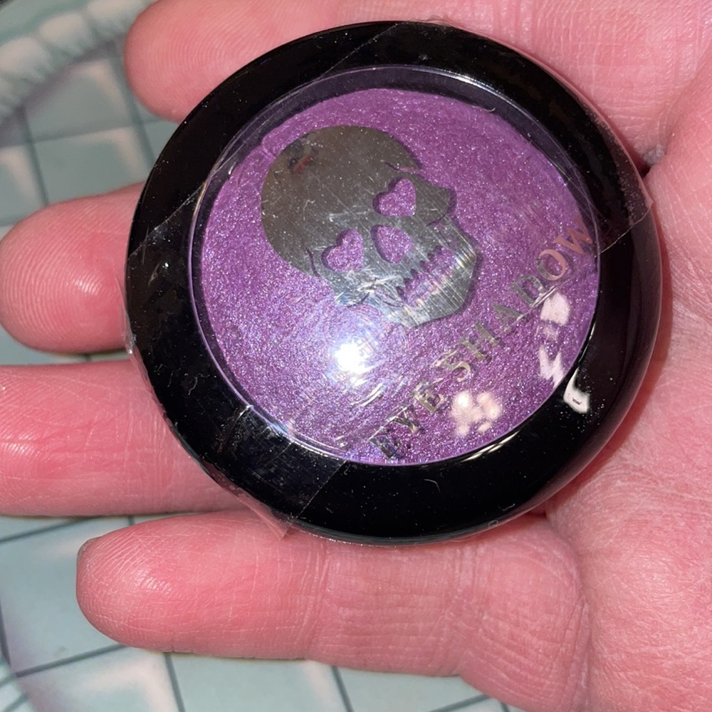 Hot topic brand blackheart purple shimmery eyeshadow - Picture 3 of 4